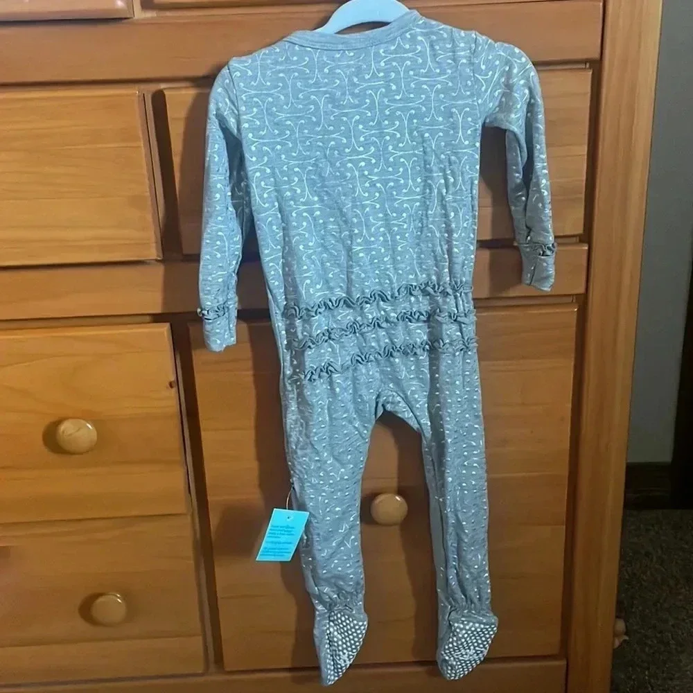 Gray Kickee Onesie‎